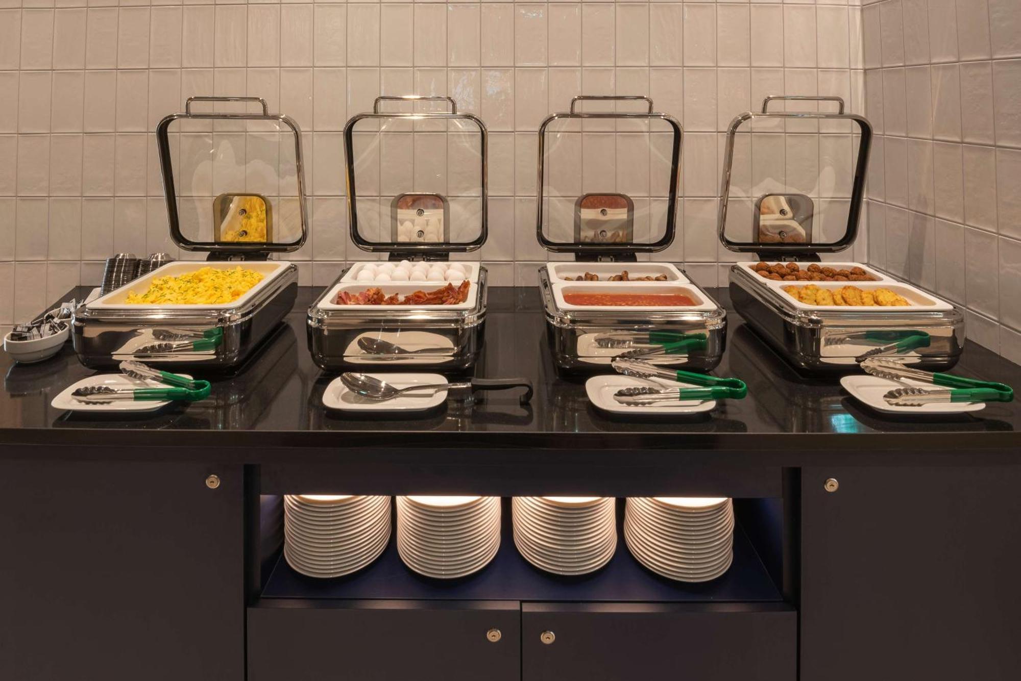 Hotel Hampton By Hilton North 3*